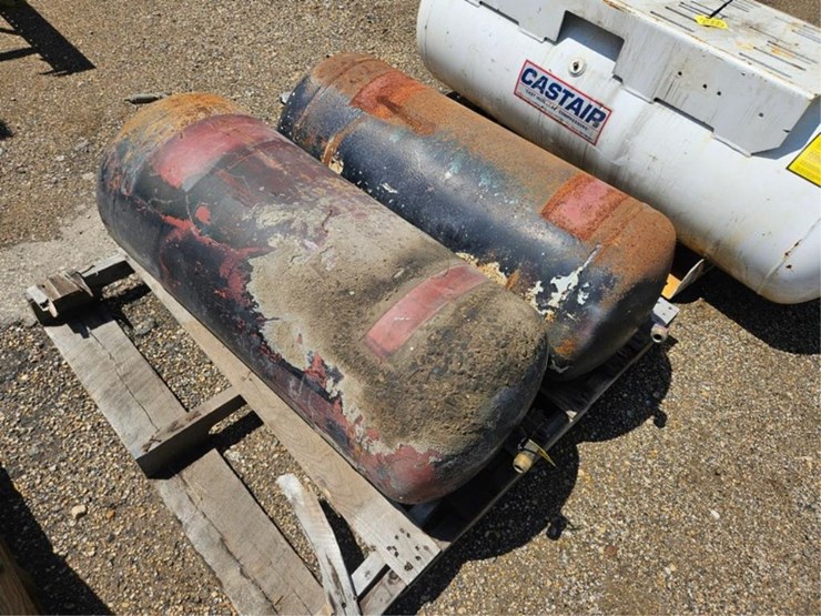 #2556-•-pallet-of-air-tanks-image-5