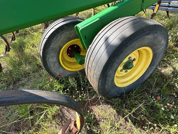 2012-john-deere-2210-image-19