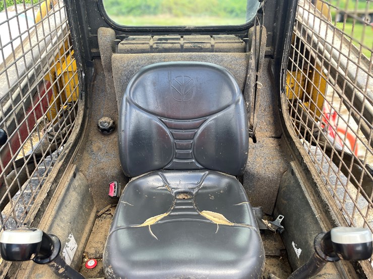 new-holland-l215-image-14