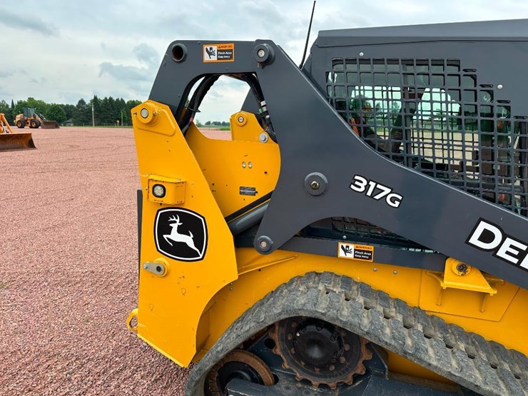 2020-deere-317g-image-25