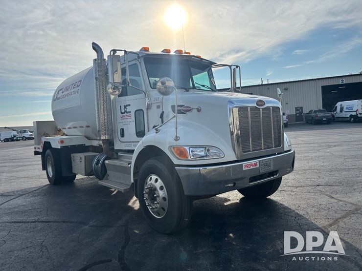 2013-peterbilt-337-image-19