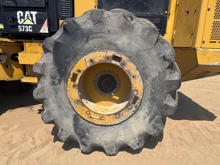 2015-caterpillar-573c-image-8