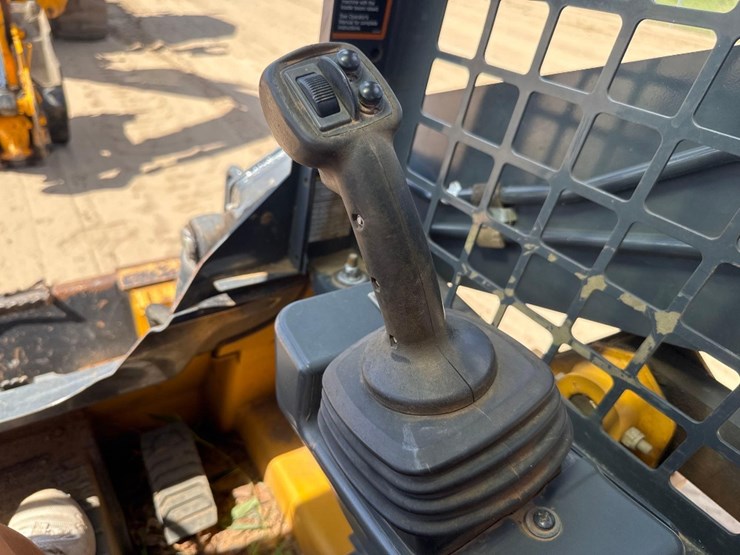 2019-deere-317g-image-29
