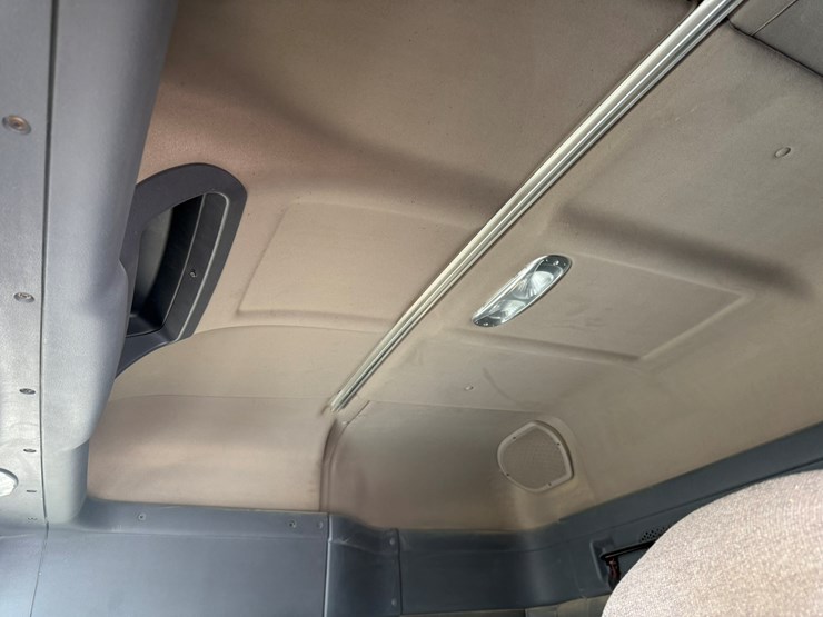 2014-freightliner-cascadia-125-image-36