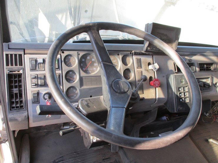 2005-freightliner-fl70-image-12