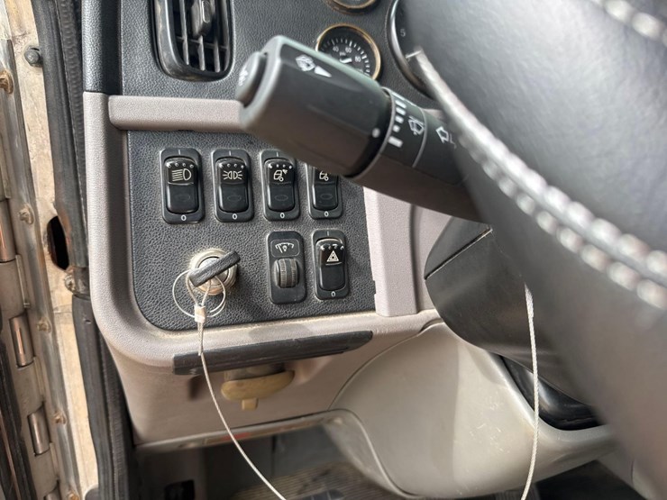 2011-peterbilt-367-image-33
