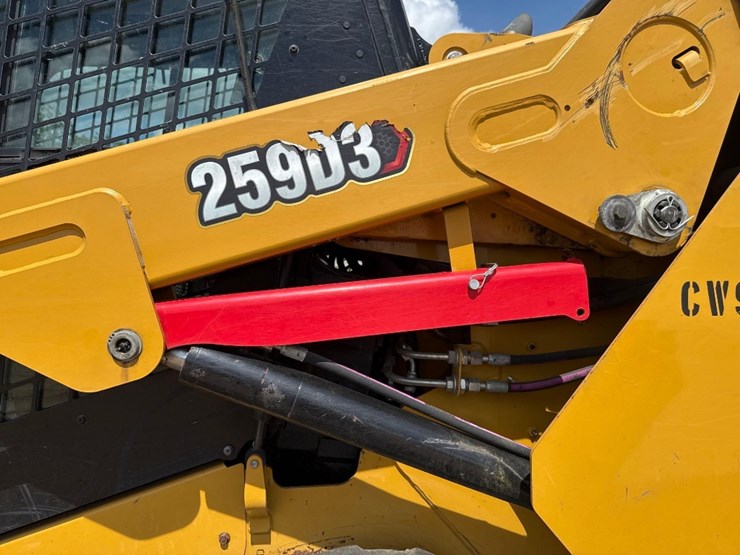 2021-caterpillar-259d3-image-23