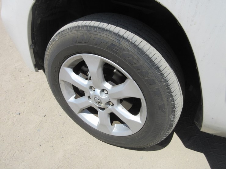 2014-toyota-rav4-image-14