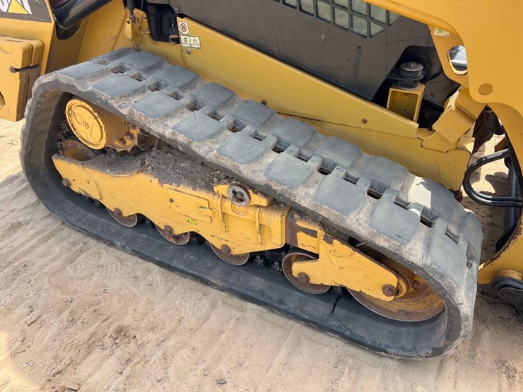 2015-caterpillar-259d-image-13
