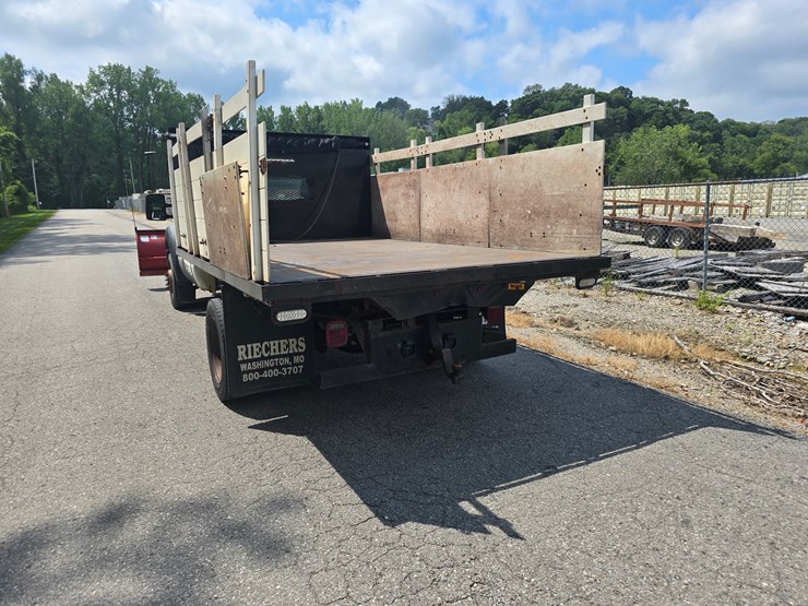 2011-ford-f550-image-22