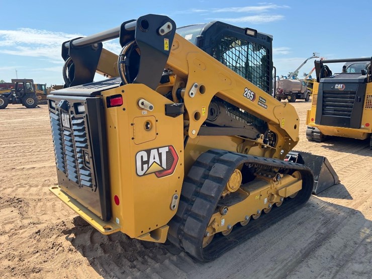 2025-caterpillar-265-skid-steer-image-4
