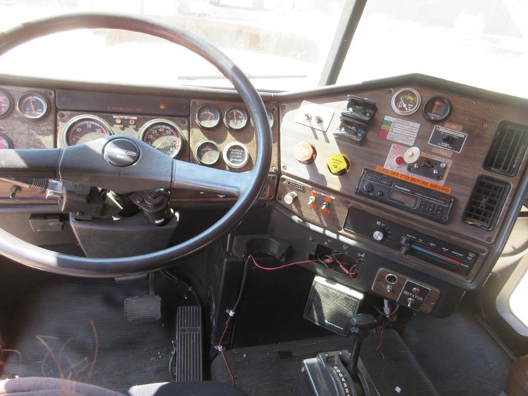 1993-freightliner-fld120-image-10
