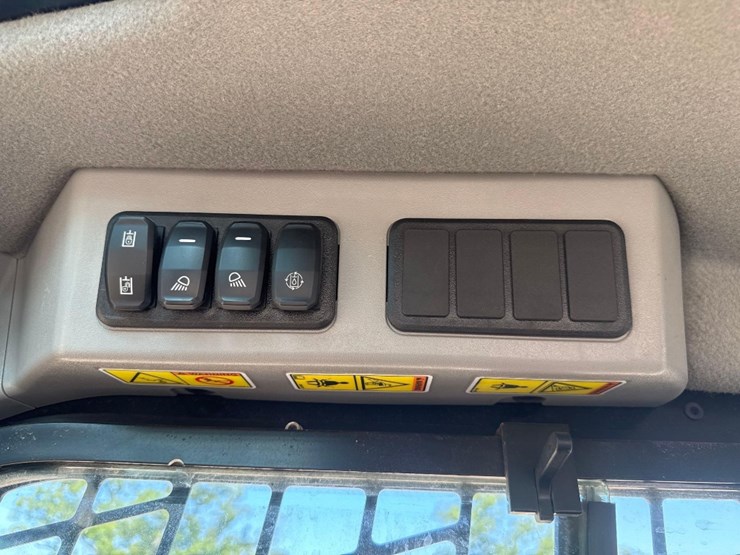 2019-caterpillar-236d3-image-24