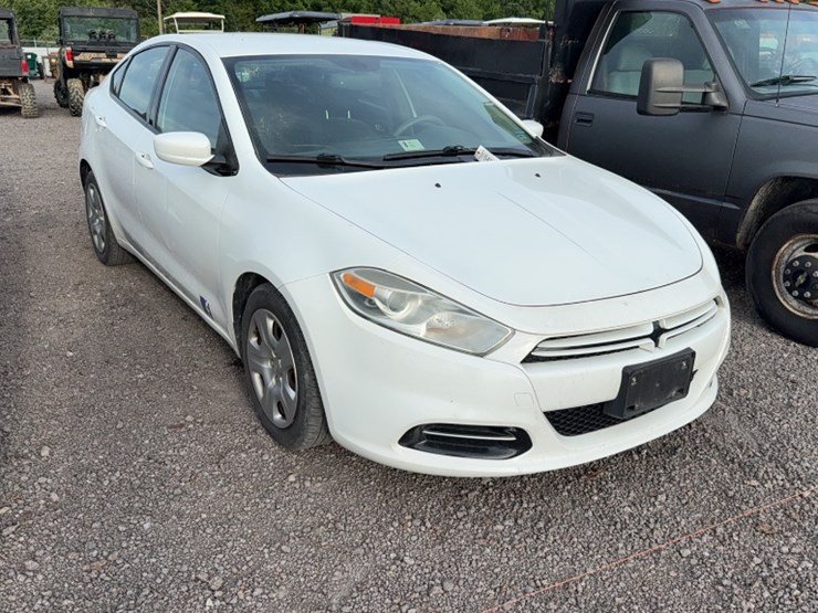 #3018-•-2014-dodge-sedan-image-3