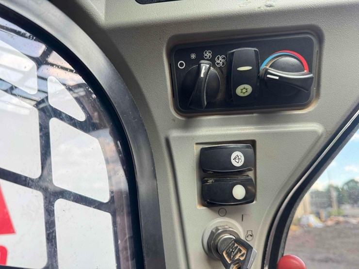 2015-caterpillar-279d-image-11