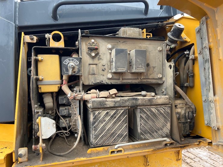 2016-deere-700k-lgp-image-32