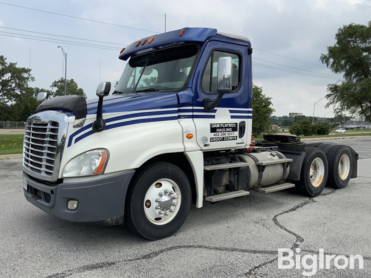 2012-freightliner-cascadia-125-image-1