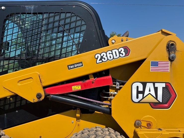 2019-caterpillar-236d3-image-18