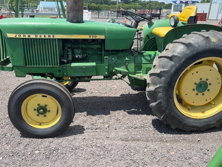 john-deere-820-image-15