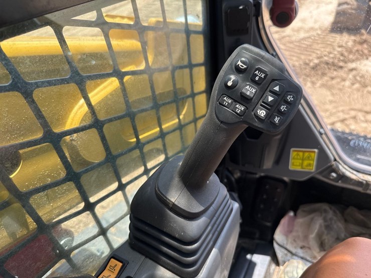 2024-caterpillar-255-skid-steer-image-27