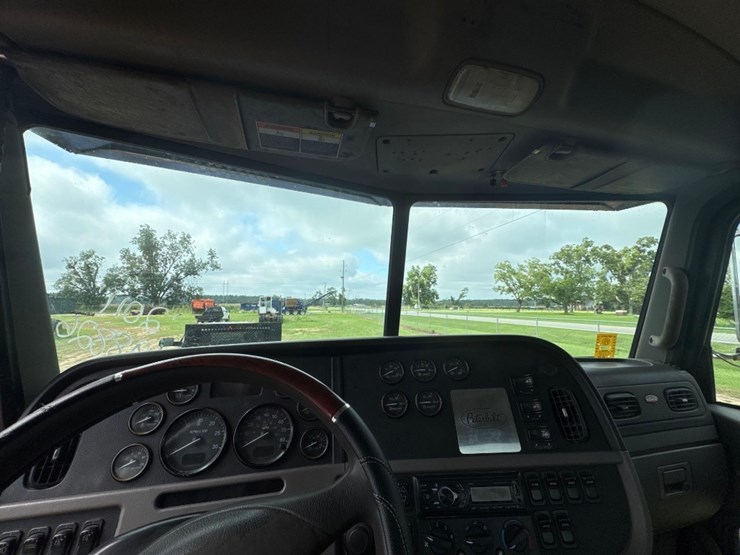 2011-peterbilt-367-image-29