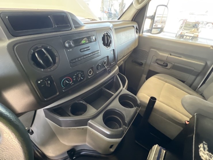 2012-ford-cargo-image-19