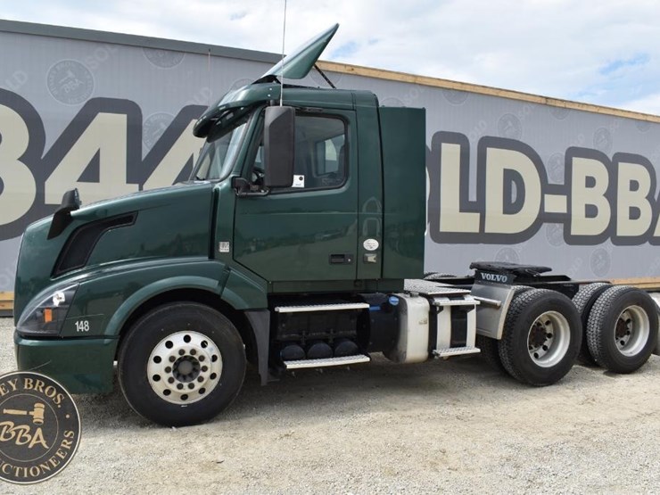2017-volvo-vnl64t300-image-1