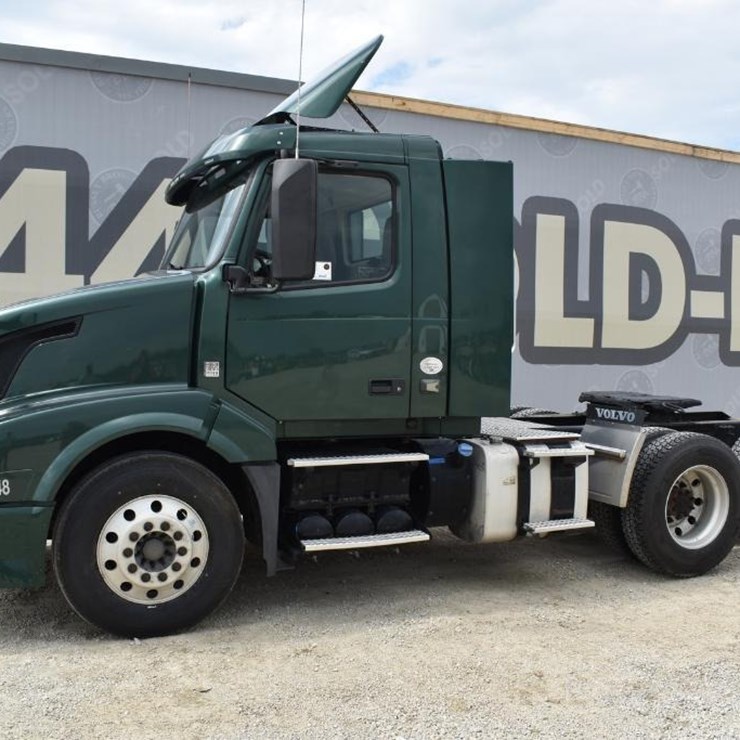 2017 VOLVO VNL64T300