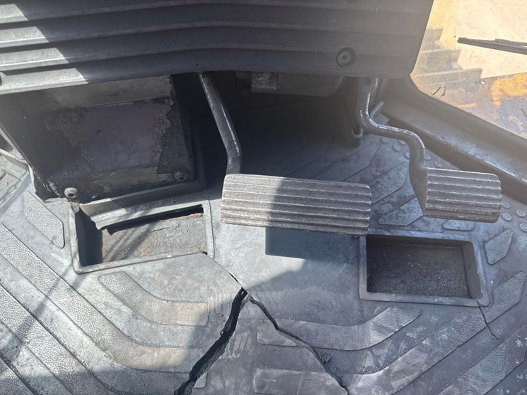 2011-caterpillar-d9t-image-32