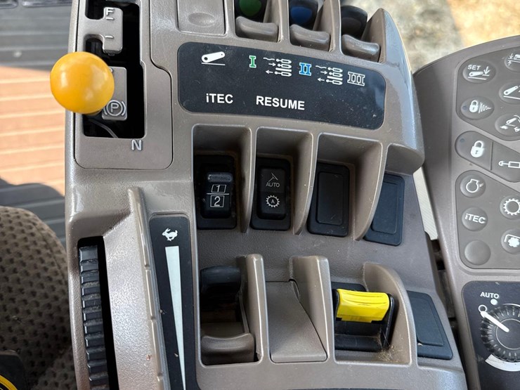 2013-john-deere-8260r-image-71
