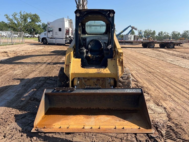 2014-caterpillar-242d-image-7