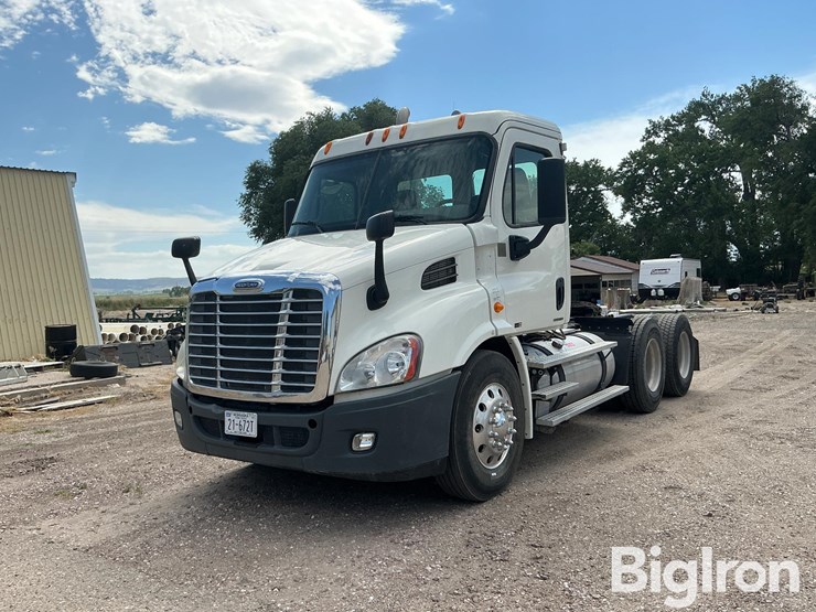 2012-freightliner-cascadia-113-image-1