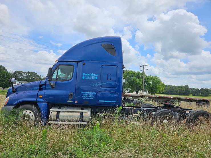2009-freightliner-cascadia-125-image-7