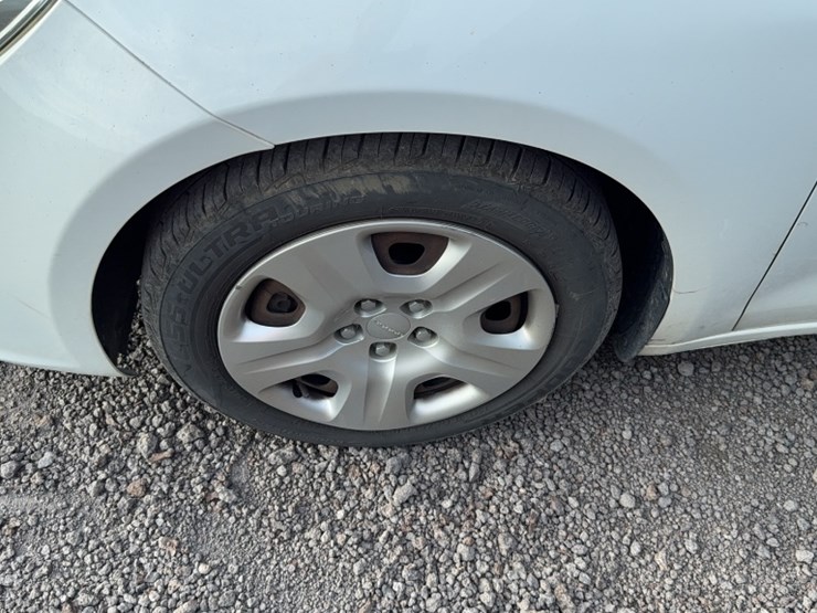 #3018-•-2014-dodge-sedan-image-12