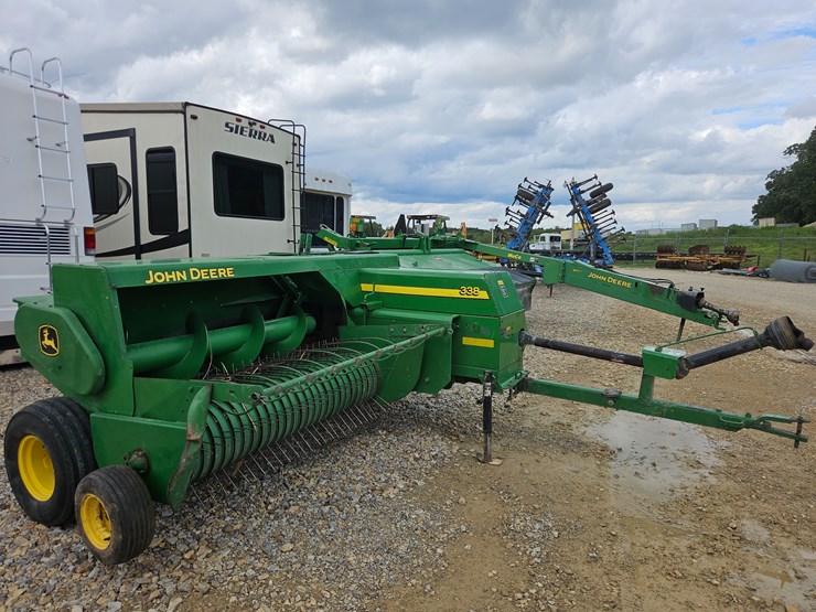 john-deere-338-image-10