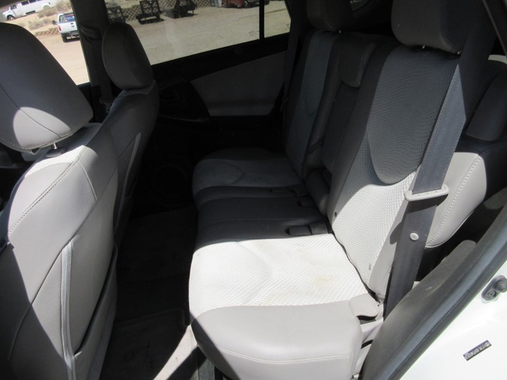 2014-toyota-rav4-image-10