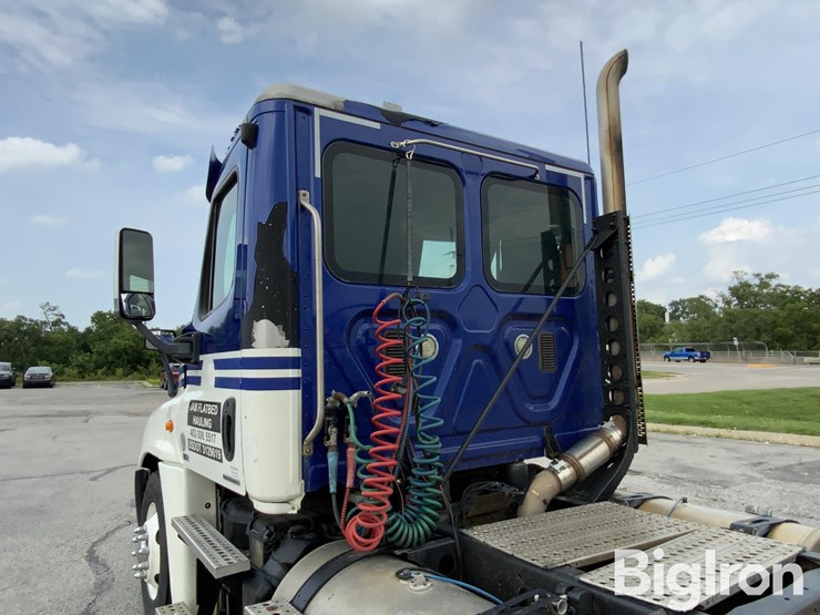 2012-freightliner-cascadia-125-image-18