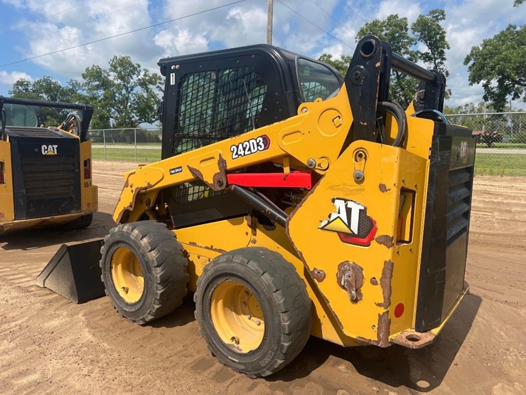 2020-caterpillar-242d3-image-2