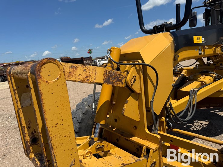 2010-caterpillar-12m-image-15
