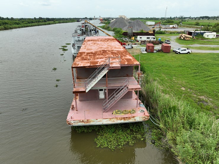 #9-•-barge-with-living-quaters-image-6