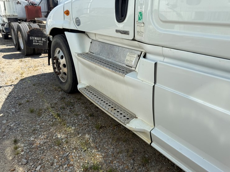 2014-freightliner-cascadia-125-image-24