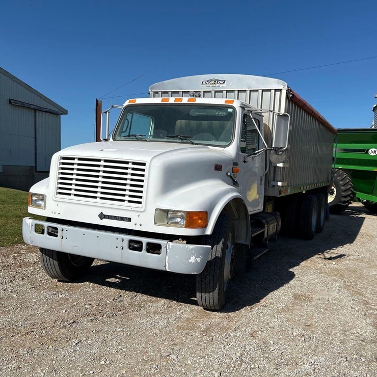 1997 IH 4900 tandem grain truck