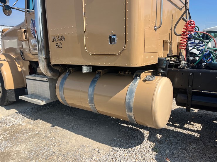 2000-peterbilt-378-image-11