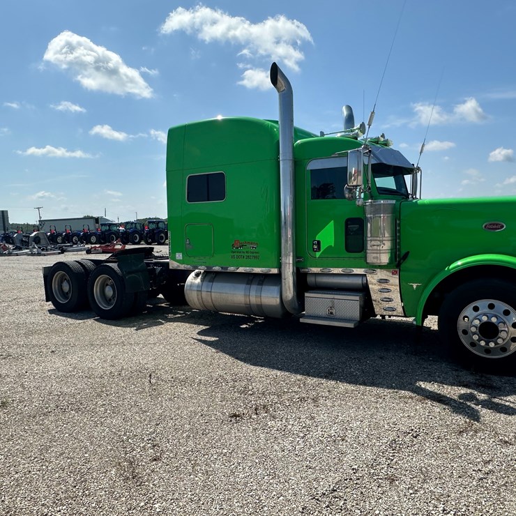 2015 PETERBILT 389