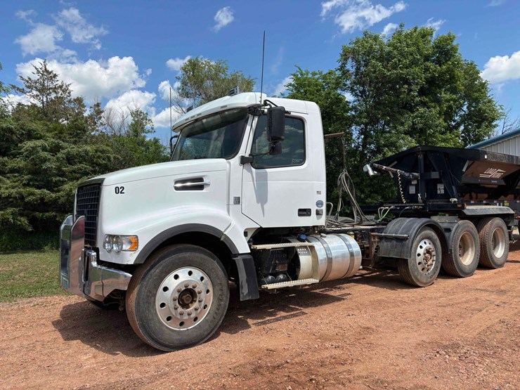 2014-volvo-vhd-semi-image-1