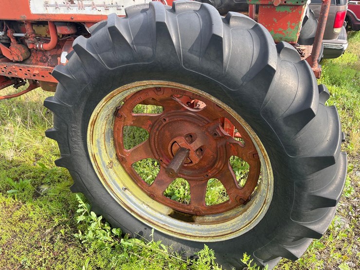 farmall-400-tractor-image-14