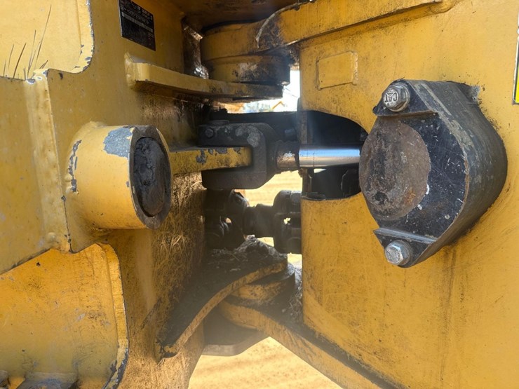 2015-caterpillar-573c-image-12