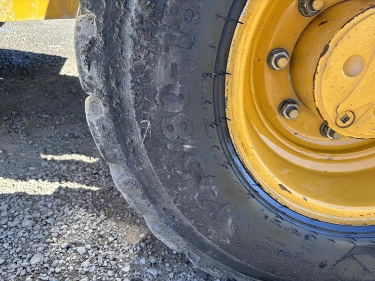 2020-deere-410l-image-29