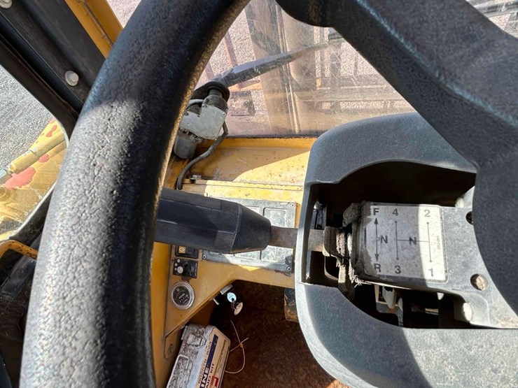 2010-caterpillar-cm1210106-rought-terrain-forklift-image-32