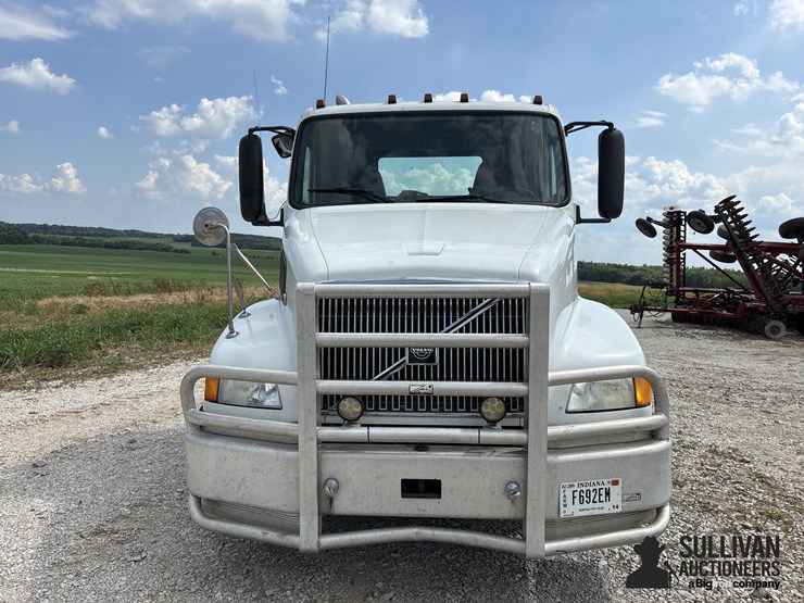 2003-volvo-vnl-t/a-day-cab-truck-tractor-image-2